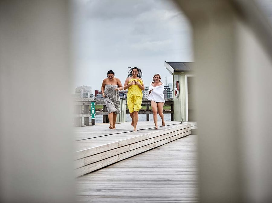 sauna_cold_bath_people